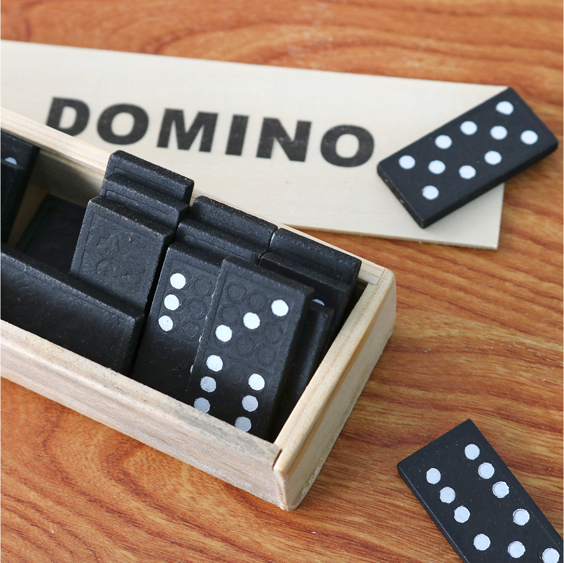 Jogo de Domino lata 28 pecas 2 a 4 jogadores