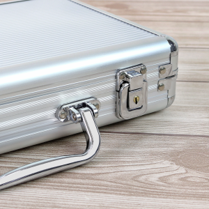 JOGO DE FICHAS PARA POKER NUMERADA NA MALETA COM 200 FICHAS - IM42060-E