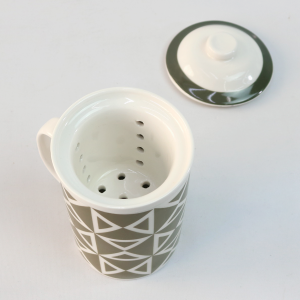 CANECA PORCELANA COM INFUSOR E TAMPA FORMAS GEOMÉTRICAS 310ML - PRC10047-B