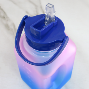 GARRAFA PLÁSTICA QUADRADA COM CANUDO E ALÇA 1 LITRO - GDR0781-AZ