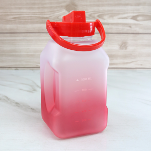 GARRAFA PLÁSTICA QUADRADA COM CANUDO E ALÇA 1 LITRO - GDR0781-VM