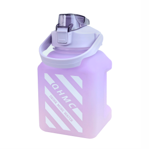 GARRAFA DE PLÁSTICO QUADRADA COM CANUDO E ALÇA 1,5LITROS - CA09731-LL