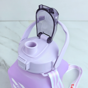 GARRAFA DE PLÁSTICO QUADRADA COM CANUDO E ALÇA 1,5LITROS - CA09731-LL