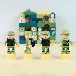 BRINQUEDO KIT 65 PCS BLOCOS MONTAR MILITAR SOLDADOS BATALHA - TKAB2700