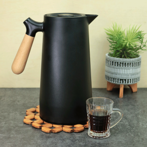 GARRAFA TÉRMICA POTTY PRETA 1 LITRO COM CABO MADEIRA - D1036