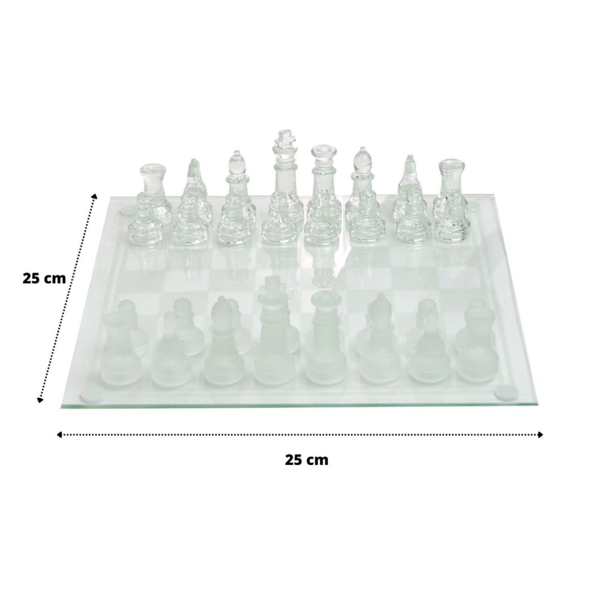 Um tabuleiro de xadrez com fundo preto e um jogo de xadrez de vidro.