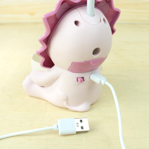 LUMINÁRIA DE MESA DIVERTIDA COM APONTADOR FORMATO LEÃO USB - 5666-RS