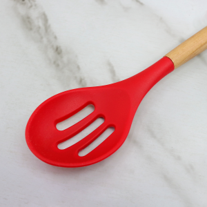 COLHER VAZADA DE SILICONE COM CABO DE MADEIRA 31,5CM - 3277-VM