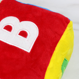 DADO DE PELÚCIA COM CHOCALHO E LETRAS - FC2582L