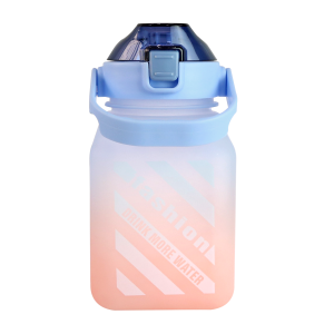 GARRAFA DE PLÁSTICO QUADRADA COM CANUDO E ALÇA 1,5LITROS - 4171-AZ