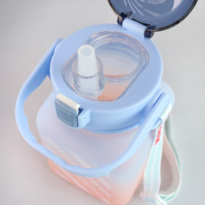 GARRAFA DE PLÁSTICO QUADRADA COM CANUDO E ALÇA 1,5LITROS - 4171-AZ