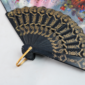 LEQUE DE PLÁSTICO PRETO COM DESENHOS FLORAIS - NS0446-D