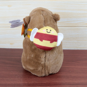 PELUCIA CAPIVARA COM MOCHILA DE ABELHINHA NAS COSTAS - FE7518MR-B