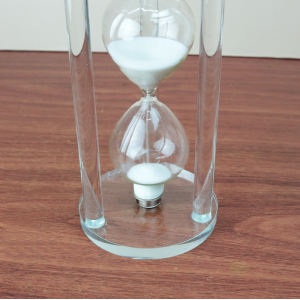 AMPULHETA DECORATIVA  DE VIDRO COM BASE DE VIDRO 1 MINUTO 14,5CM - DT25561-BR