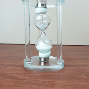 AMPULHETA DECORATIVA  DE VIDRO COM BASE DE VIDRO 1 MINUTO 9,5CM - DT25560-BR