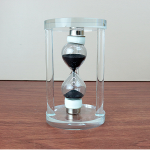 AMPULHETA DECORATIVA  DE VIDRO COM BASE DE VIDRO 9,5CM - DT25560-PT