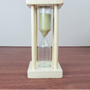 AMPULHETA DE VIDRO COM BASE DE MADEIRA 10 MINUTOS 11,5CM - DT25557-BG