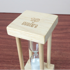 AMPULHETA DE VIDRO COM BASE DE MADEIRA 10 MINUTOS 11,5CM - DT25557-BR