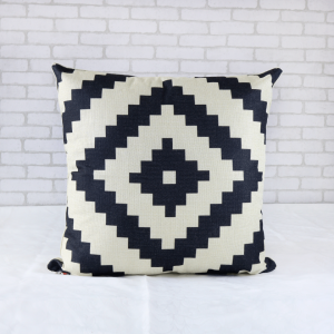 CAPA DE ALMOFADA ESTAMPADA EM POLIESTER COM ZÍPER 43 X 43 CM - JF4501-B