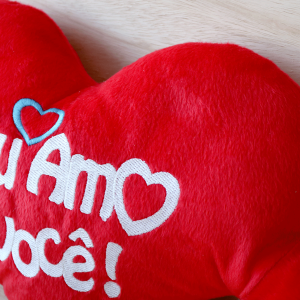 ALMOFADA EM FORMATO DE CORAÇÃO DE POLIESTER 64 CM - 31300025-A