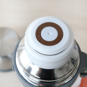 GARRAFA ISOTÉRMICA DE INOX COM PEGADOR LATERAL  CAPACIDADE 1 LITRO - H011