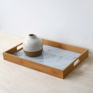 BANDEJA DE BAMBU COM FUNDO EM ESTAMPA MARMORIZADA 27.8X39.3X4.5CM - 96450-BR