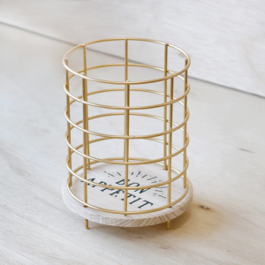 PORTA TALHER DE METAL ARAMADO REDONDO COM BASE EM MADEIRA 16X12CM - FERSC09-DOU