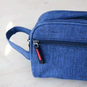 NECESSAIRE DE POLIÉSTER COM ALÇA LATERAL - HN81434-AZ