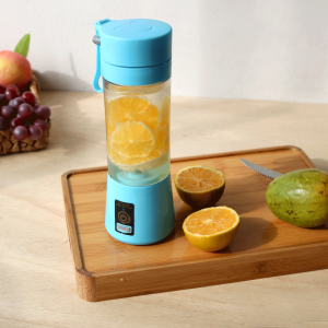 MINI LIQUIDIFICADOR DE PLÁSTICO COM 4 LÂMINAS E CARREGADOR USB 380ML - CA09569-AZ