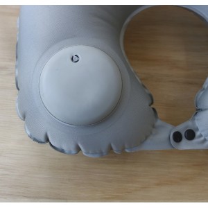 ALMOFADA DE PESCOÇO DE PLÁSTICO INFLÁVEL COM BOTÃO LATERAL PARA INFLAR - YS27026