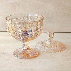 BOMBONIERE COM TAMPA EM VIDRO E PÉ EM VIDRO AMBAR 1 LITRO 16X24CM - VDA05029