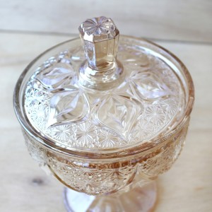 BOMBONIERE COM TAMPA EM VIDRO E PÉ EM VIDRO AMBAR 1 LITRO 16X24CM - VDA05030