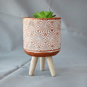 VASO DE CIMENTO COM SUPORTE EM TRIPÉ DE MADEIRA 17CM - HD01774-B