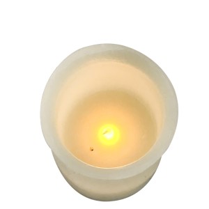 VELA DECORATIVA 7,5X9,5CM APAGA E ACENDE COM SOPRO A PILHA - 93809